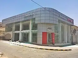 Glastrümmer eines Autohauses