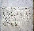 Hinweis auf einen Kosmaten, den Magister Cosmatus in der Chiesa di San Lorenzo in Palatio ad Sancta Sanctorum; die Inschrift des Baumeisters Kosmatus findet sich an der linken Seite des Eingangs der Kapelle hinter der so genannten anticamera, dem niedrigen Durchgang, der in die Kapelle hineinführt