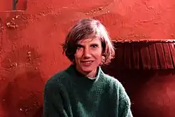 Porträt von Sandra Prechtel vor der rotgestrichenen Treppe zum Werkstattkino