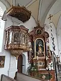 Kanzel und Seitenaltar