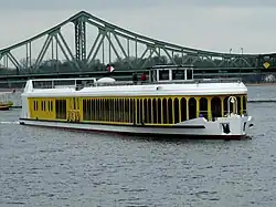 Fahrgastschiff Sanssouci an der Glienicker Brücke