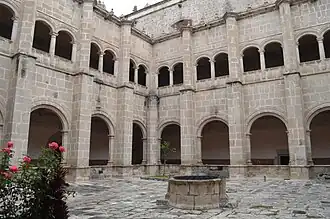 Kreuzgang (claustro) des Klosters Santa María Magdalena