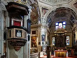 Altarraum und Kanzel der Wallfahrtskirche Santissima Pietà