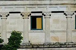 Halbsäulen am Ostflügel