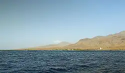 Küste der Insel, vom Boot aus gesehen