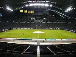 Der Innenraum mit Fußballfeld