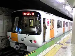 Sieben-Wagen-Zug der Baureihe 8000 (seit 1998 im Einsatz) auf der Tōzai-Linie