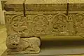 Vorderseite mit Arkaden und Motiven des 9. Jahrhunderts wie eine Nereide auf einem Fisch. Der Sarkophag ruht auf vier kleinen Löwen.