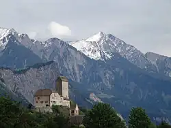 Schloss Sargans mit Vilan im Hintergrund, im Mittelgrund Regitzerspitze (über dem Turm), höchster Punkt des Fläscherbergs
