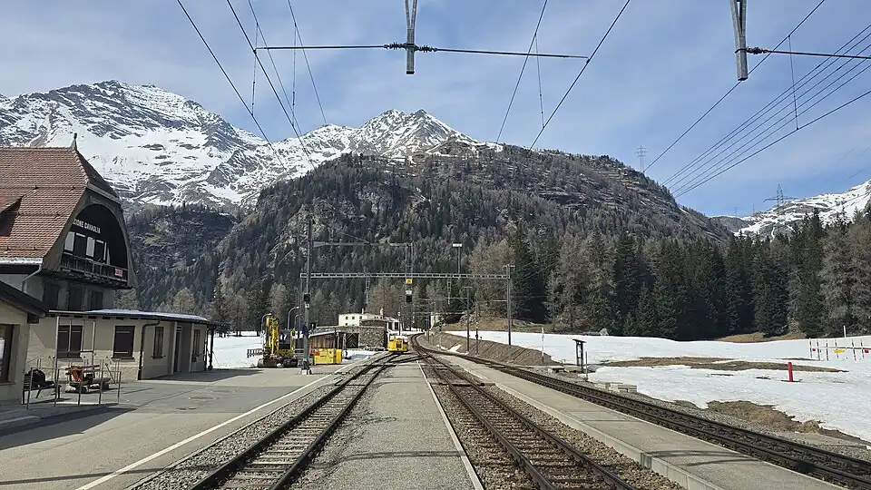 Sassal Mason, aufgenommen von der Bahnstation Cavaglia