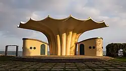 Bauensemble im Abendlicht (2019)