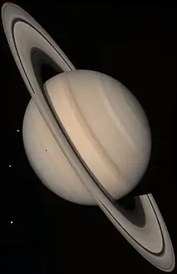 Saturn in Echtfarben mit den Monden Tethys, Dione und Rhea
