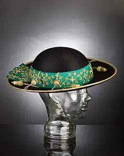 Saturno (Cappello Romano) eines Erzbischofs mit aufwändigen Stickereien aus Golddraht und Bouillon (Sammlung Philippi)