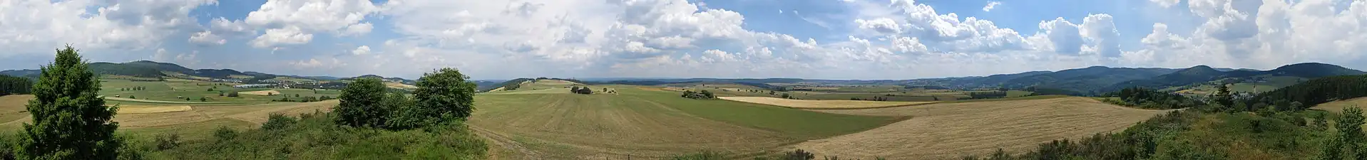 Rundumblick über das Landschaftsschutzgebiet vom Aussichtspunkt Sauerland Stabil-Stuhl