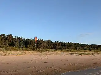 Strand mit Leuchtturm Saunags