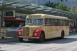 Historischer Omnibus 31 mit der Aufschrift Salzburger Stadtwerke – Verkehrsbetriebe