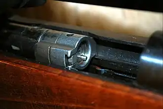 Im Verschluss befindlicher Auswerfer