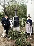 Szene auf dem Sottruper Friedhof 1901 (koloriertes Foto). Auch in der deutschen Zeit wurden Grabsteine dänisch beschriftet.