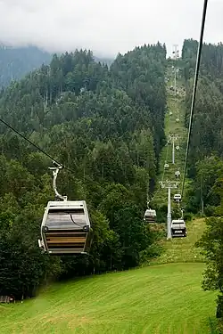 Gondeln zwischen Tal- und Mittelstation