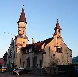 Das Schützenhaus wurde im Heimatstil errichtet und fällt mit seiner Architektur und dem Türmchen auf.
