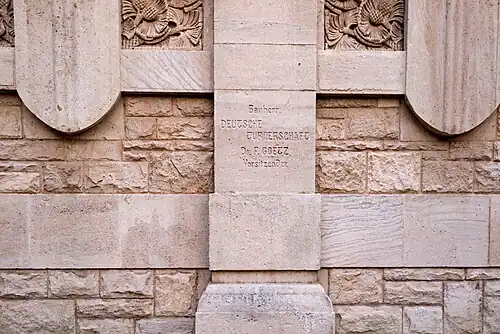 Die Bauinschrift an der Westseite der Ehrenhalle