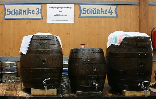 Bierfässer auf dem Oktoberfest