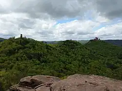 Blick vom Slevogtfels Richtung Westen auf die Trifelsgruppe