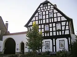 Schaugiebel mit Toreinfahrt in Rasephas