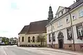 Altes Rat- und Schulhaus von 1836 mit St.-Nikolaus-Kirche[90]