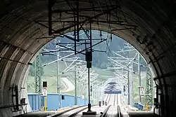 Blick aus dem Nordportal. Im Hintergrund ist das Südportal des Euerwangtunnels zu erkennen.