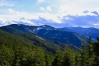 Blick von Nordwesten auf Scherzberg (li.) und Ofnerkogel. Jenseits des Gaberls rechts hinten der Rappoldkogel, Teil der Stubalpe.