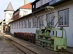 Schienentransportgerät vor Ausstellungsgebäuden