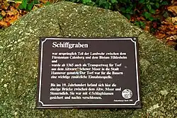 Gedenkstein gegenüber der Pinkenburg in Groß Buchholz am ehemaligen Verlauf des Schiffgrabens