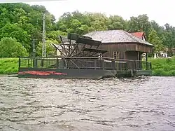 Schiffmühlrad: die Schaufeln befinden sich an den Enden von Armen und haben praktisch keine Kränze (stabilisierende Ringe)