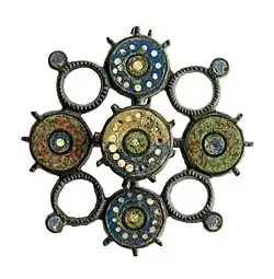 Scheibenfibel, bronze, emailliert, 180–220 A.D., gefunden in Tongeren Gallo-Römisches Museum Tongeren