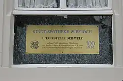 Gedenkplakette an der ersten Tankstelle der Welt