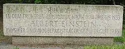 Gedenkstein für Albert Einstein, Haberlandstraße 8 (früher Nr. 5)