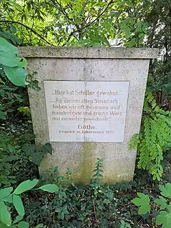 Stein mit Gedenktafel neben dem Steintisch