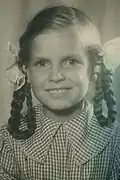 Mädchen mit Schlaufenzöpfen (Deutschland, 1946)