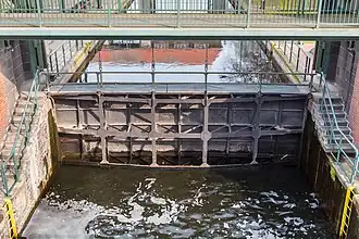 ...und geschlossenes Hubtor, Schleuse gefüllt (Unterwasser)