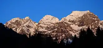 Riepenwand (Bildmitte) von Nordosten. Links Schlicker Seespitze, rechts Große Ochsenwand