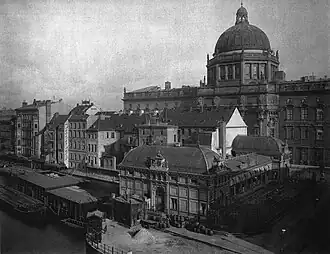 Die Gebäude der Schloßfreiheit vor dem Stadtschloss, im Vordergrund das Café Helms, ca. 1890