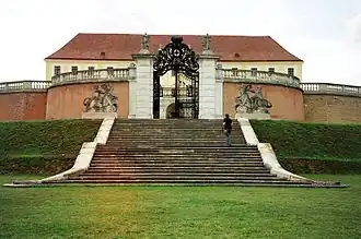 Treppenanlagen, Kaiserstein, steinsichtige Sphingen