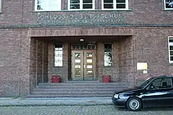 Eingang der berufsbildenden Schule HLA am Schloßwall, die heute auf dem Platz der Duburg steht