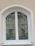 Jugendstilfenster am westlichen Seitentrakt