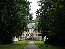 Die Schlossallee in Schieder ist auf einigen hundert Metern Teil des Emmerweges