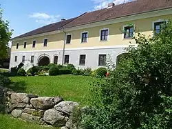 Meierhof. Links altes, rechts neues Portal