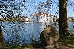 Erinnerungsstein an das Rüdekloster am Schlossteich von Schloss Glücksburg