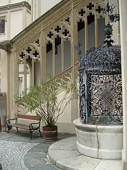 Brunnen und Hofstiege, beides mit Kaiserstein