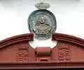 Medaillon über dem Südtor des Innenhofs, früher Haupttor des Schlosses